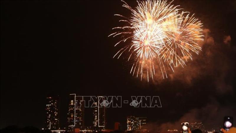 Cảnh đón giao thừa năm 2021 với pháo hoa rực rỡ, tượng trưng cho sự chuyển giao và hy vọng vào năm mới